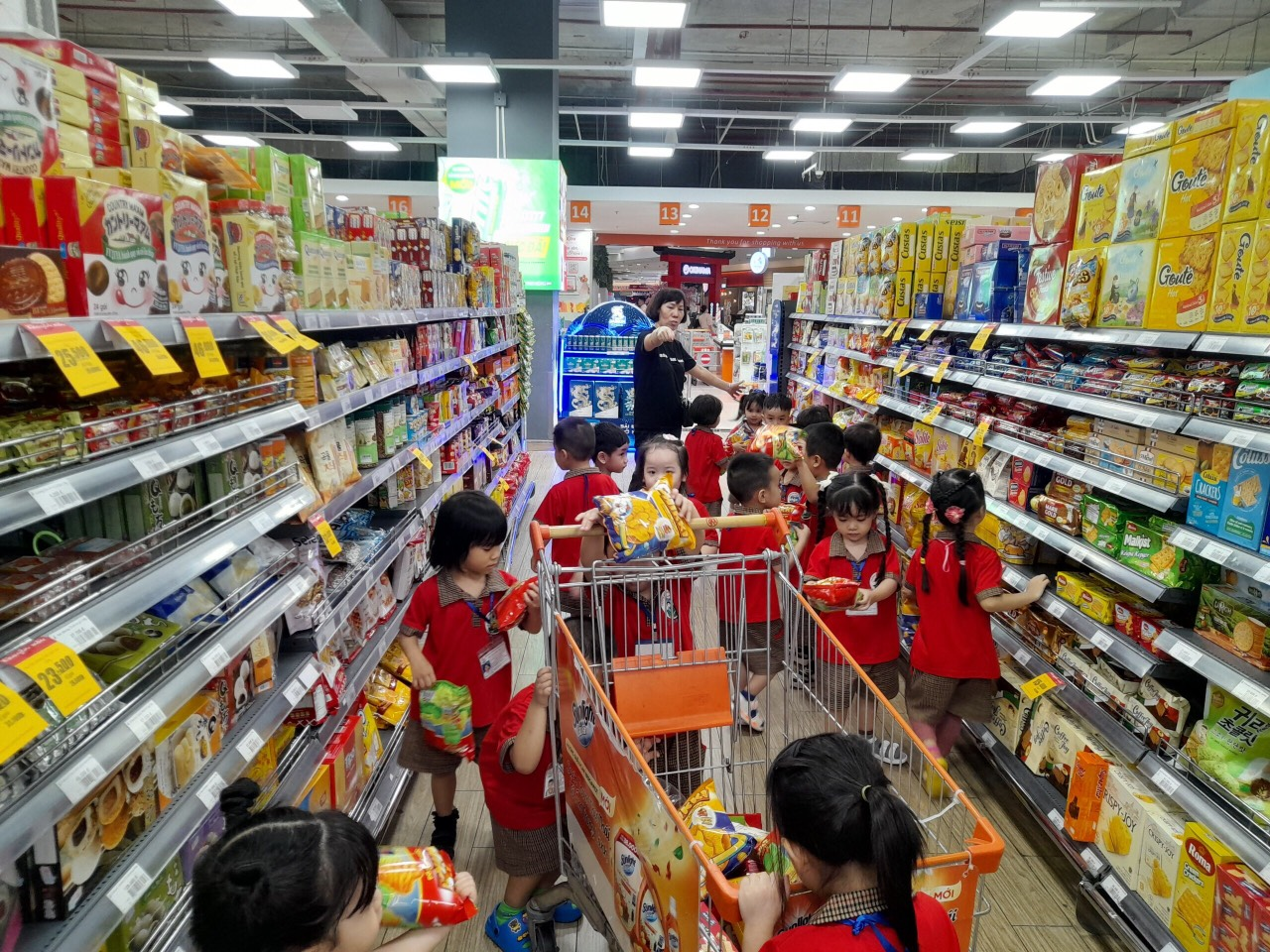 Bé tham quan khu vực bánh kẹo.jpg